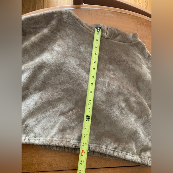 SOLD Cropped sherpa teddy bear hoodie with cinch waist - Picture 6 of 8